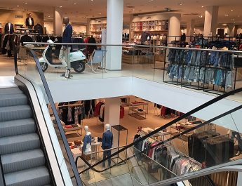 Luftig und hell präsentiert sich Modehaus Zinser in Reutlingen nch dem Umbau