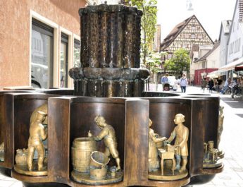 Der Zunftbrunnen zeigt Szenen aus dem Berufleben von früher