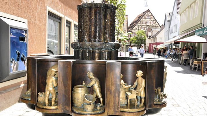 Der Zunftbrunnen zeigt Szenen aus dem Berufleben von früher