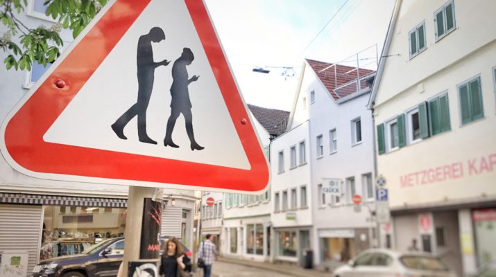 smombie warnschild in der Kanzleistrasse in Reutlingen