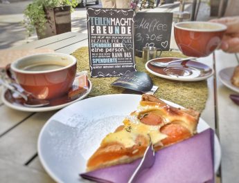 Es gibt Kaffee, Kuchen und suspended coffee im Nikolai Cafe.