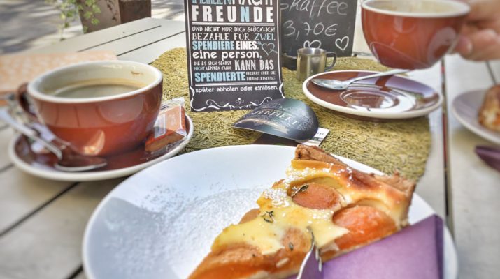 Es gibt Kaffee, Kuchen und suspended coffee im Nikolai Cafe.