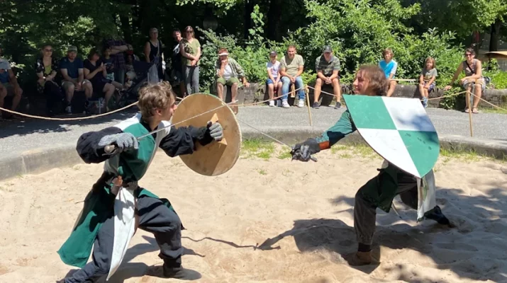 Schwertkämpfer auf dem Mittelalterlichen Markt