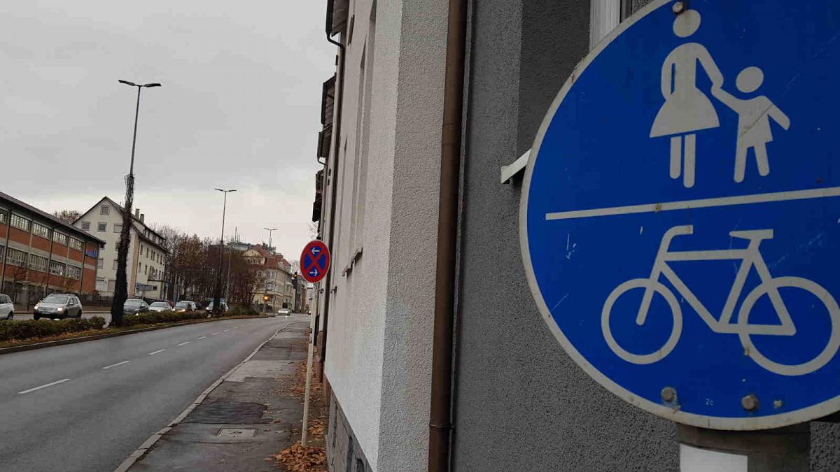 oft teilen sich Fußgänger und Radfahrer gemeinsam nur knapp 2m schmale Straßen, die auch noch holprig sind.