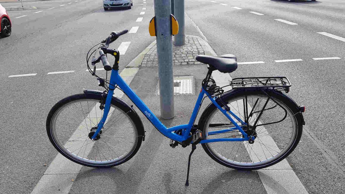 schmale Verkehrsinseln an den vorne und hinten der Verkehr vorbeirast.